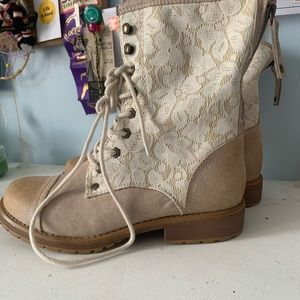 Brand new never worn roxy fall boots